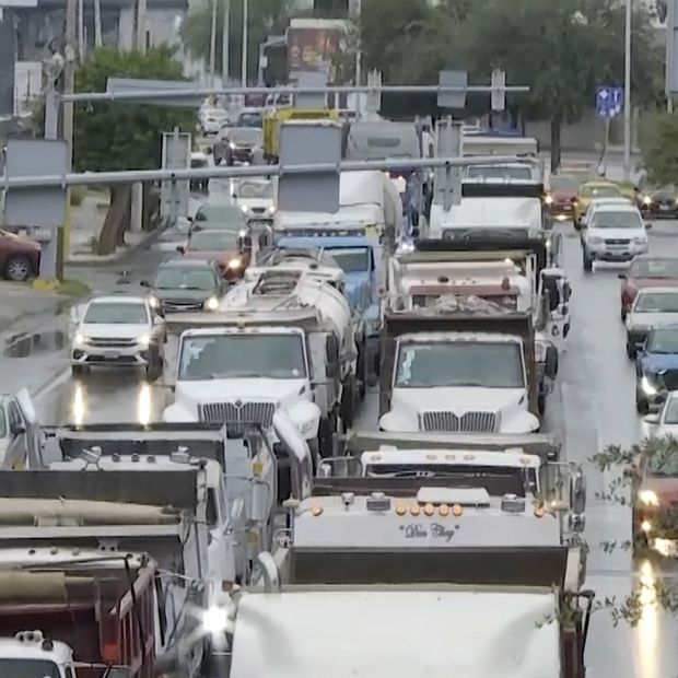 Operadores de la CTM Bloquean Bulevar Independencia en Torreón, Coahuila